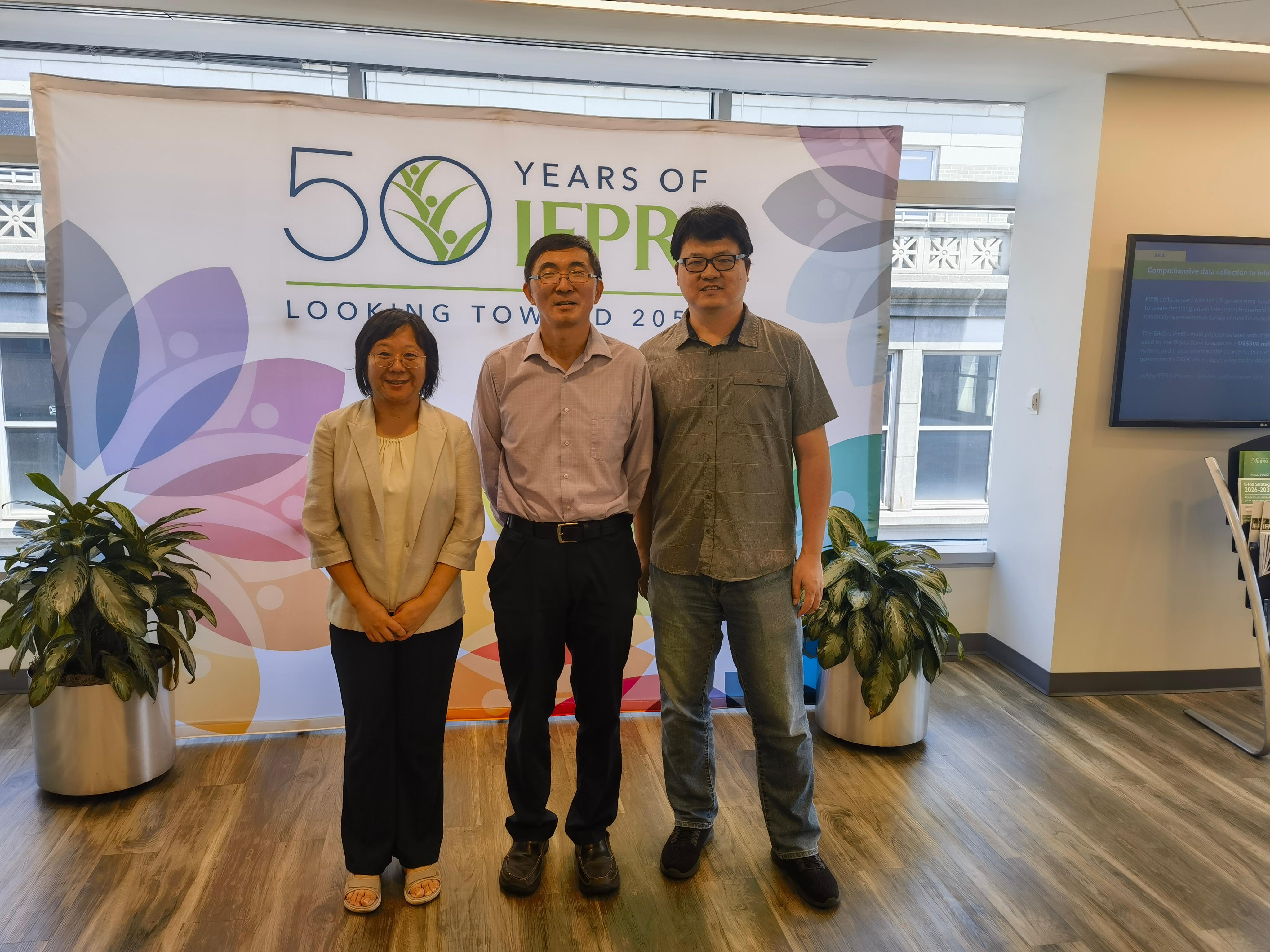 史文娇研究员与 IFPRI 研究人员交流合影